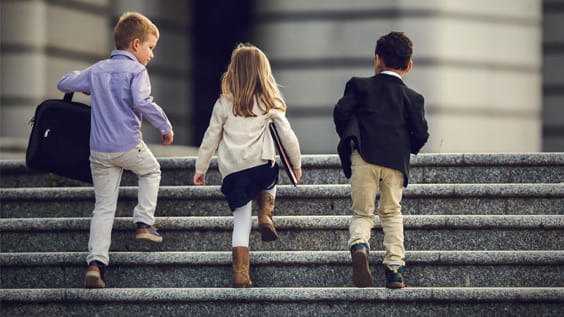 Escolares en las escaleras