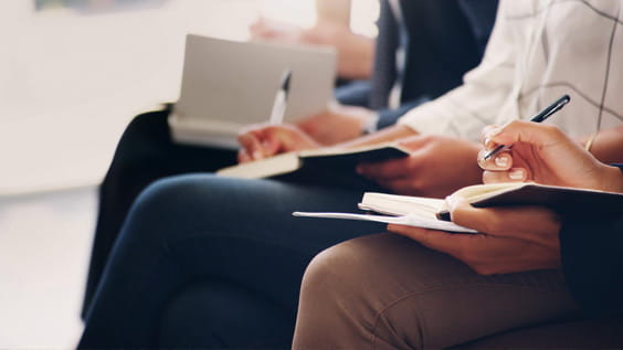 Los humanos escriben notas en los cuadernos