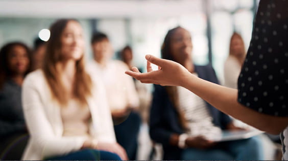 Algunos hablan con un grupo grande de humanos