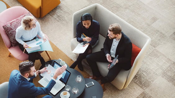 Reunión de los empresarios en el salón