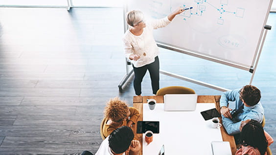 Bussines meetting de los humanos próximos flip chart y mesa